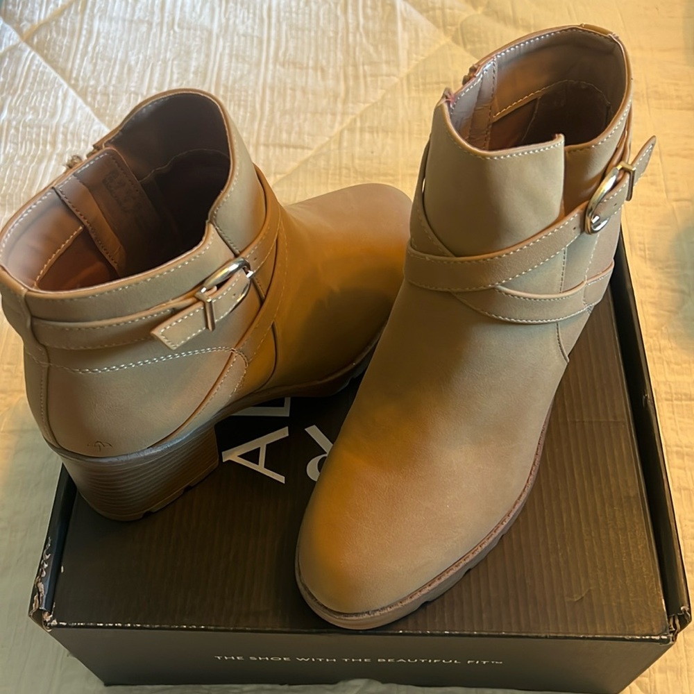 NWT Naturalizer Boots known for comfort. These boots are 7.5 W. Water repellent
